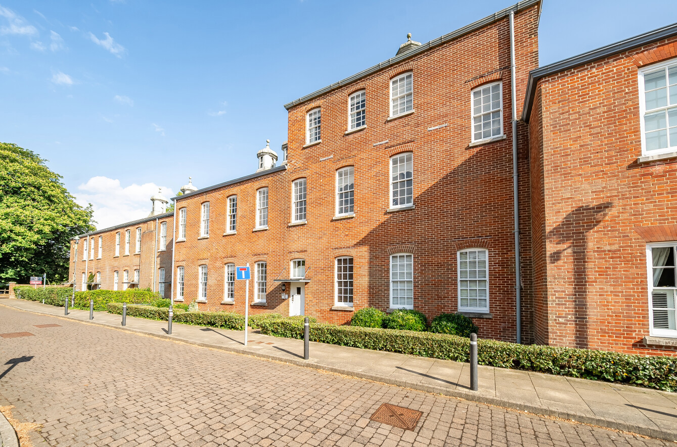 Knowle Avenue, Knowle, Fareham, Hampshire, PO17 - Charters