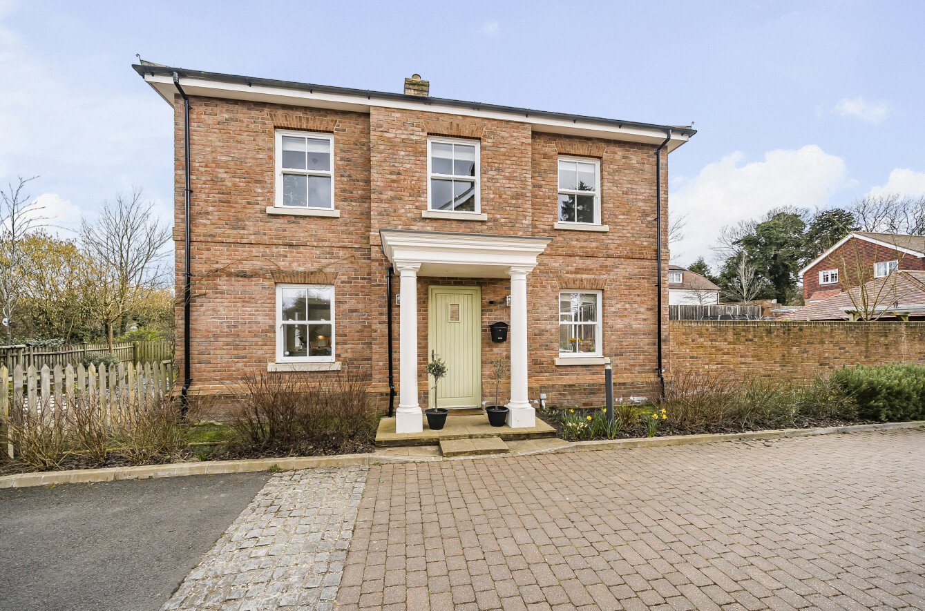 Wheatsheaf Close, North Waltham, Basingstoke, Hampshire, RG25 - Charters