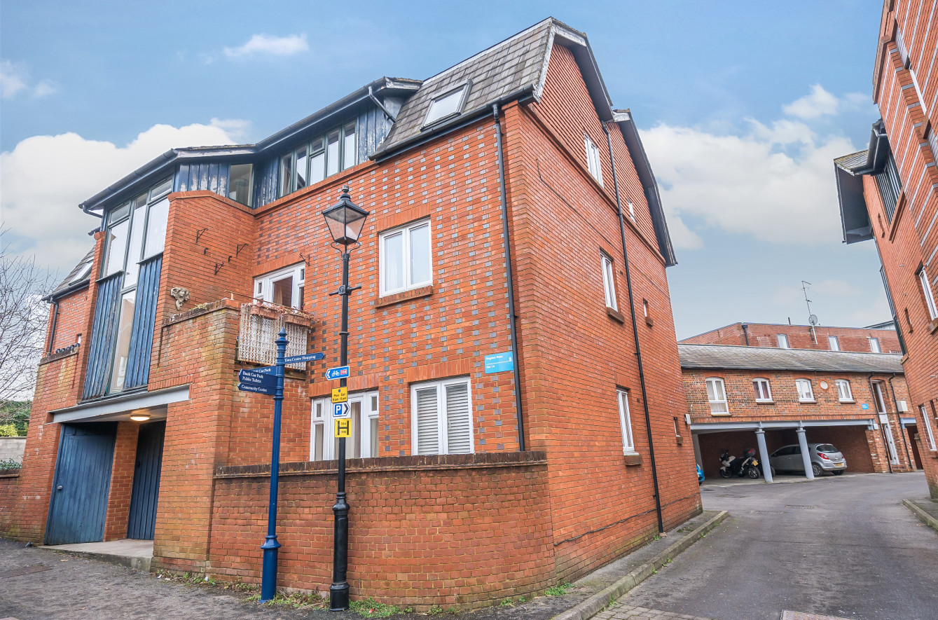 Vicarage Hill, Alton, Hampshire, GU34 - Charters