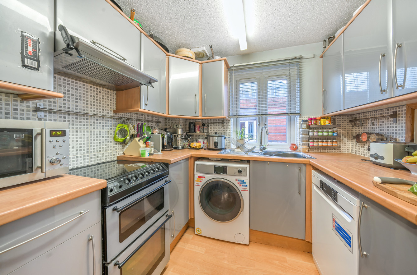 Vicarage Hill, Alton, Hampshire, GU34 - Charters