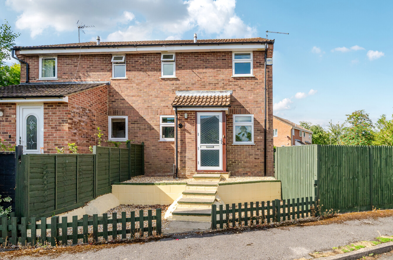 Salisbury Close, Alton, Hampshire, GU34 - Charters