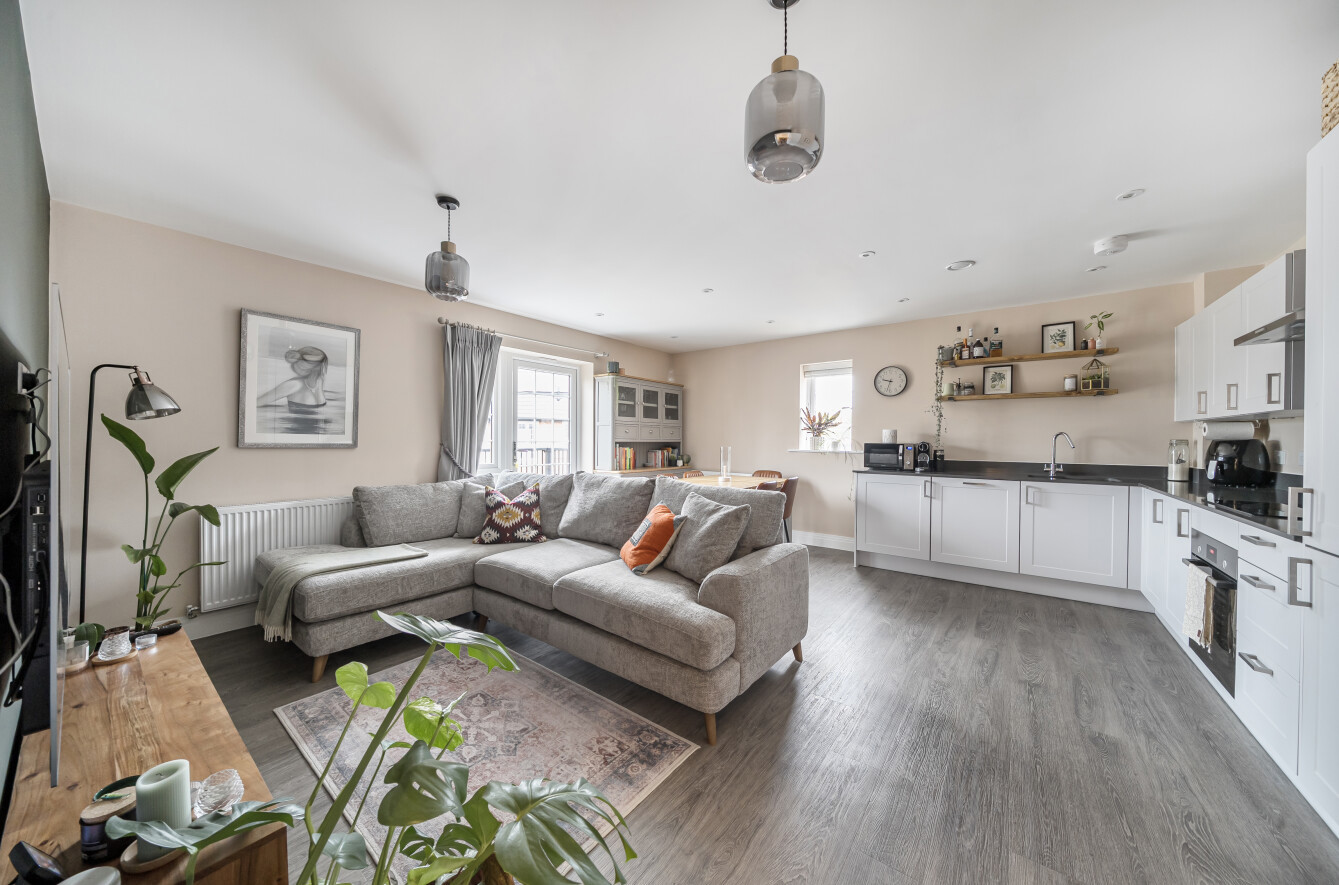 Harp Avenue, Alton, Hampshire, GU34 - Charters