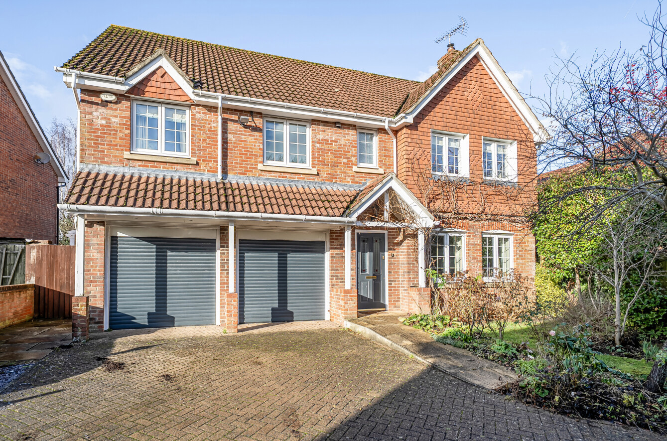 Shipley Close, Alton, Hampshire, GU34 - Charters
