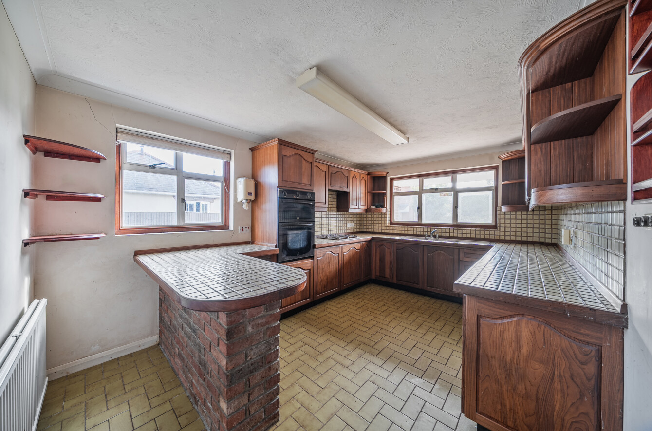 Hunts Pond Road, Park Gate, Hampshire, SO31 - Charters