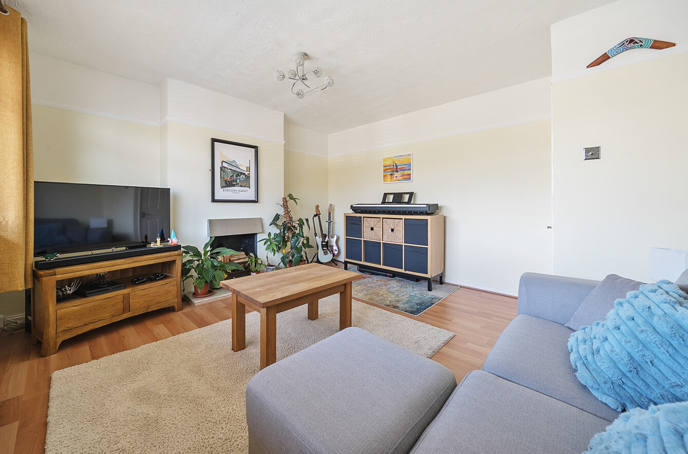 Holly Close, Sarisbury Green, Hampshire, SO31 - Charters