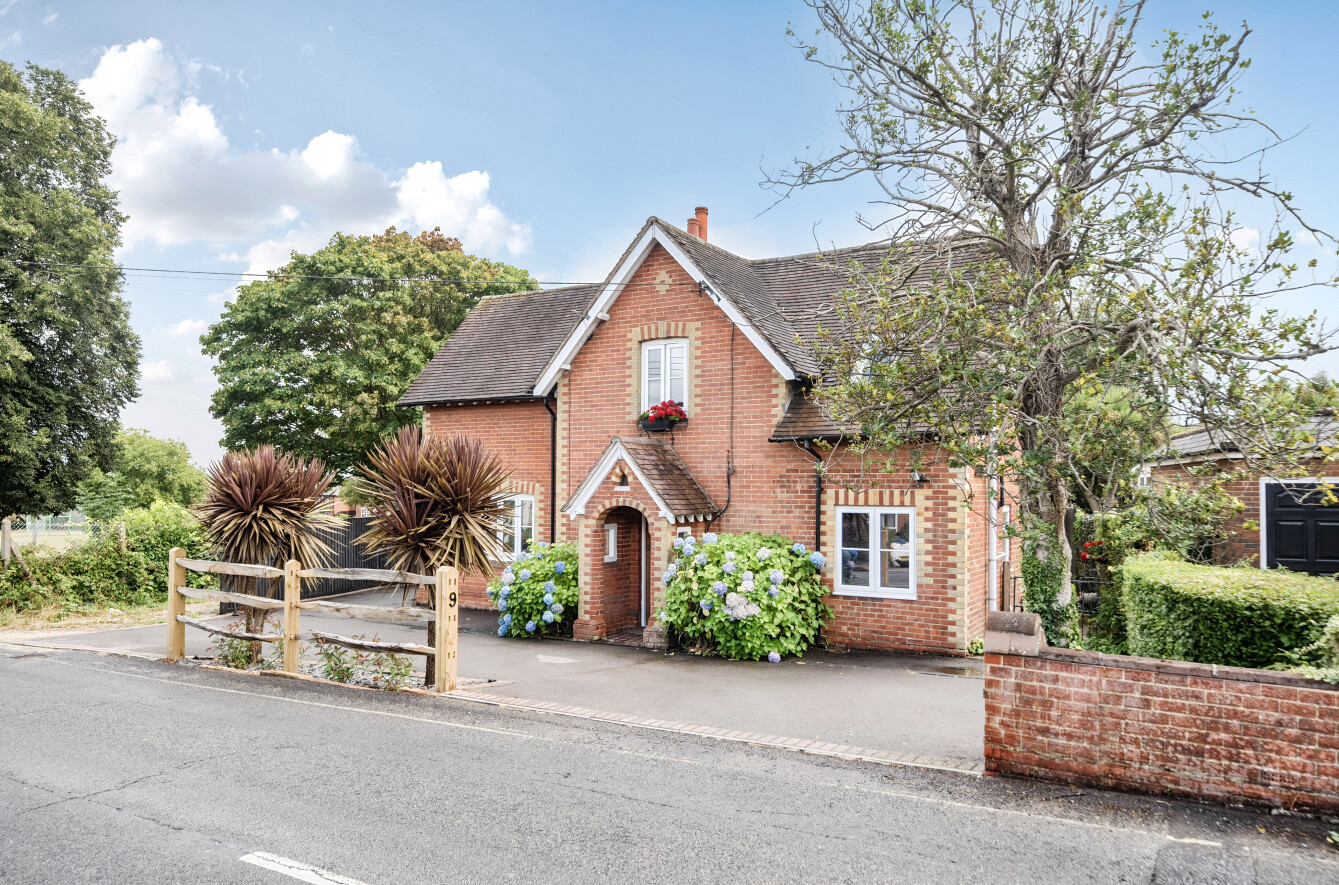 St. Johns Road, Hedge End, Southampton, Hampshire, SO30 - Charters