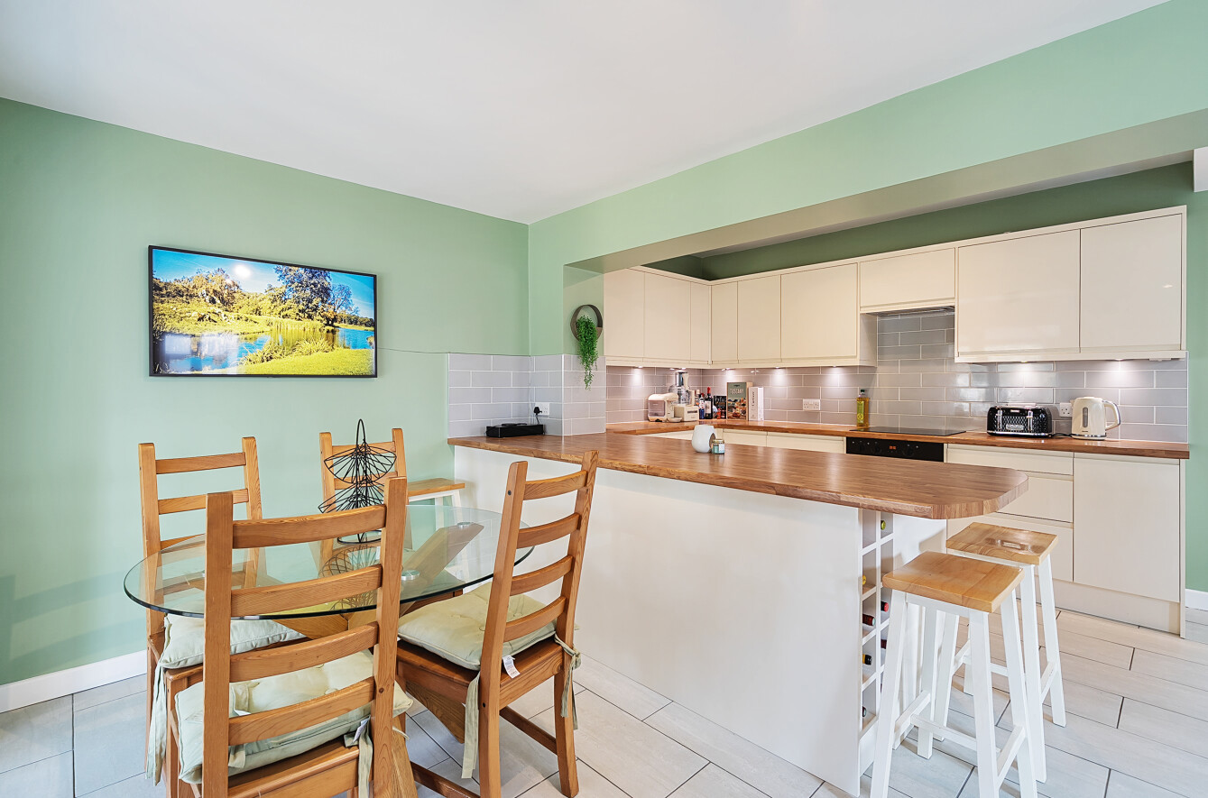 Fair Oak Road, Bishopstoke, Hampshire, SO50 - Charters