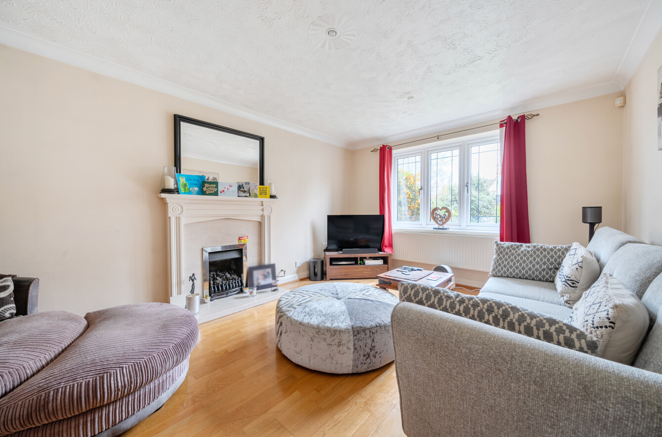 Duncton Road, Clanfield, Hampshire, PO8 - Charters