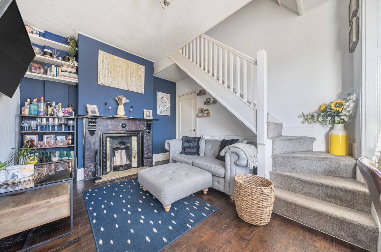 Peartree Avenue, Bitterne, Southampton, Hampshire, SO19 - Charters