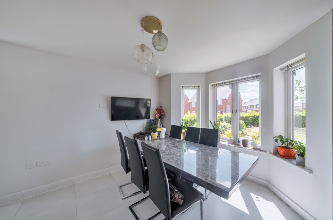 Highwood Avenue, Eastleigh, Hampshire, SO50 - Charters