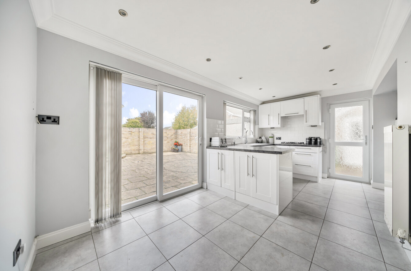 Royston Avenue, Eastleigh, Hampshire, SO50 - Charters