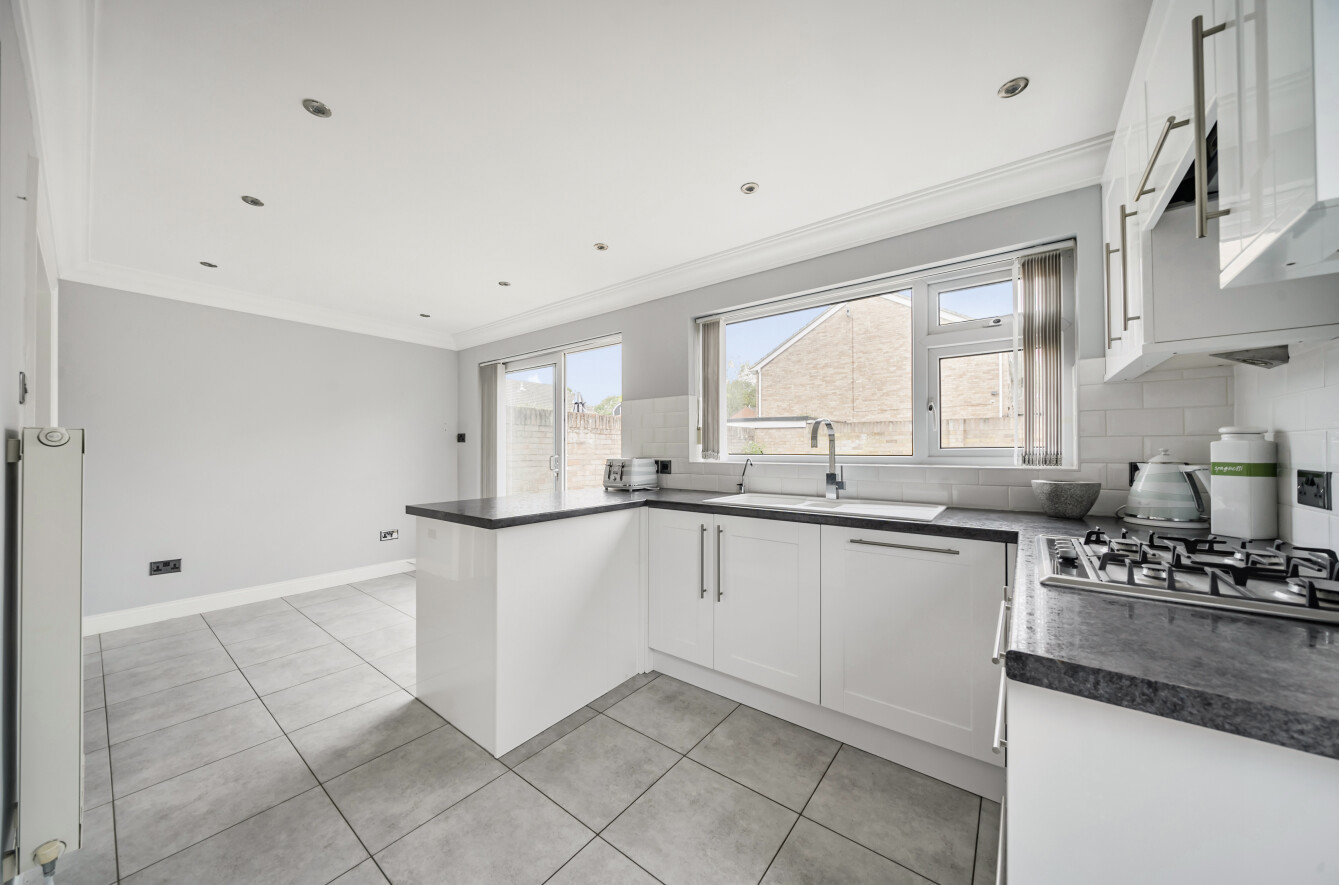 Royston Avenue, Eastleigh, Hampshire, SO50 - Charters