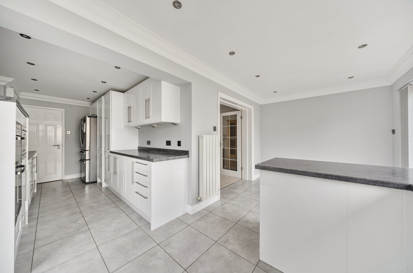 Royston Avenue, Eastleigh, Hampshire, SO50 - Charters