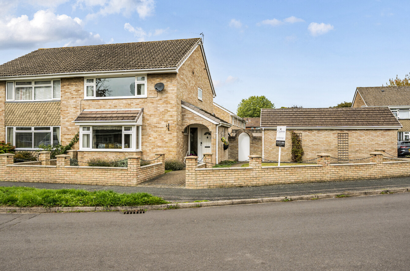 Royston Avenue, Eastleigh, Hampshire, SO50 - Charters