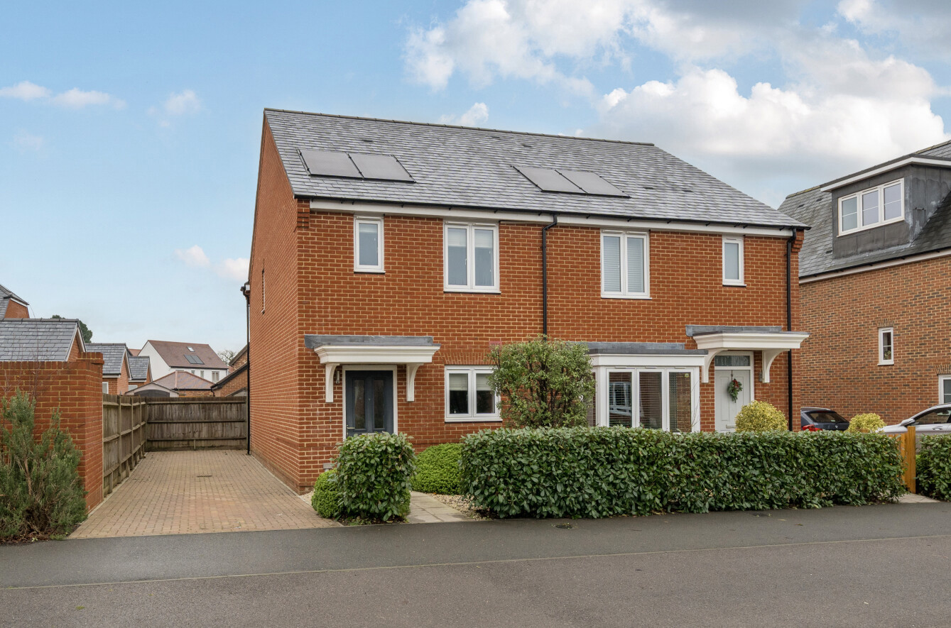 Pembers Farm Avenue, Fair Oak, Eastleigh, Hampshire, SO50 - Charters