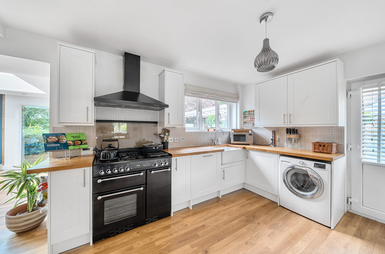 Avondale Road, Waterlooville, Hampshire, PO7 - Charters