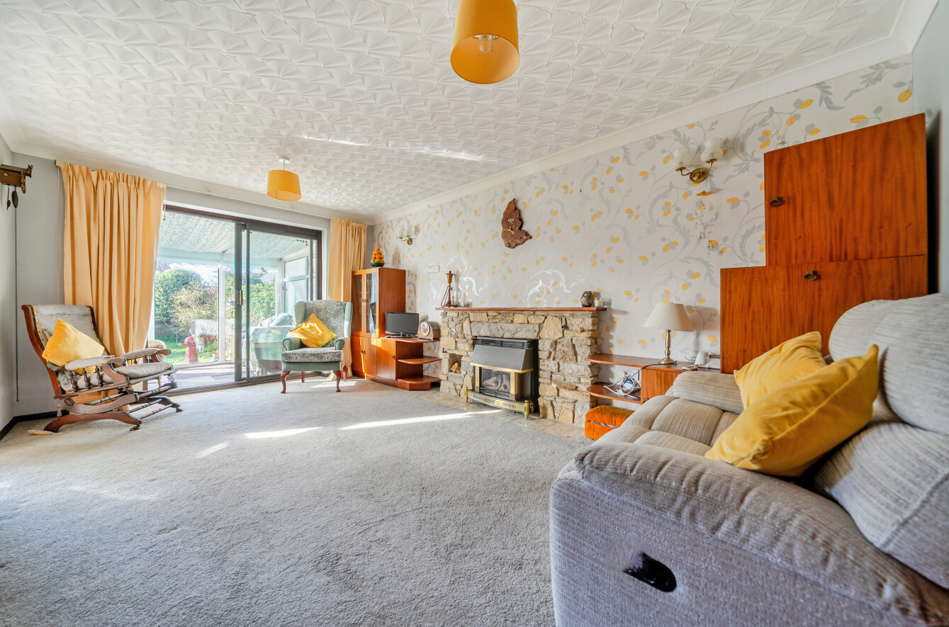 Wheatlands Avenue, Hayling Island, Hampshire, PO11 - Charters