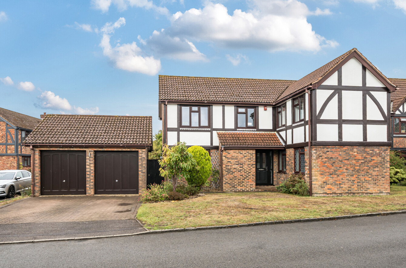 Hazel Grove, Locks Heath, Hampshire, SO31 - Charters