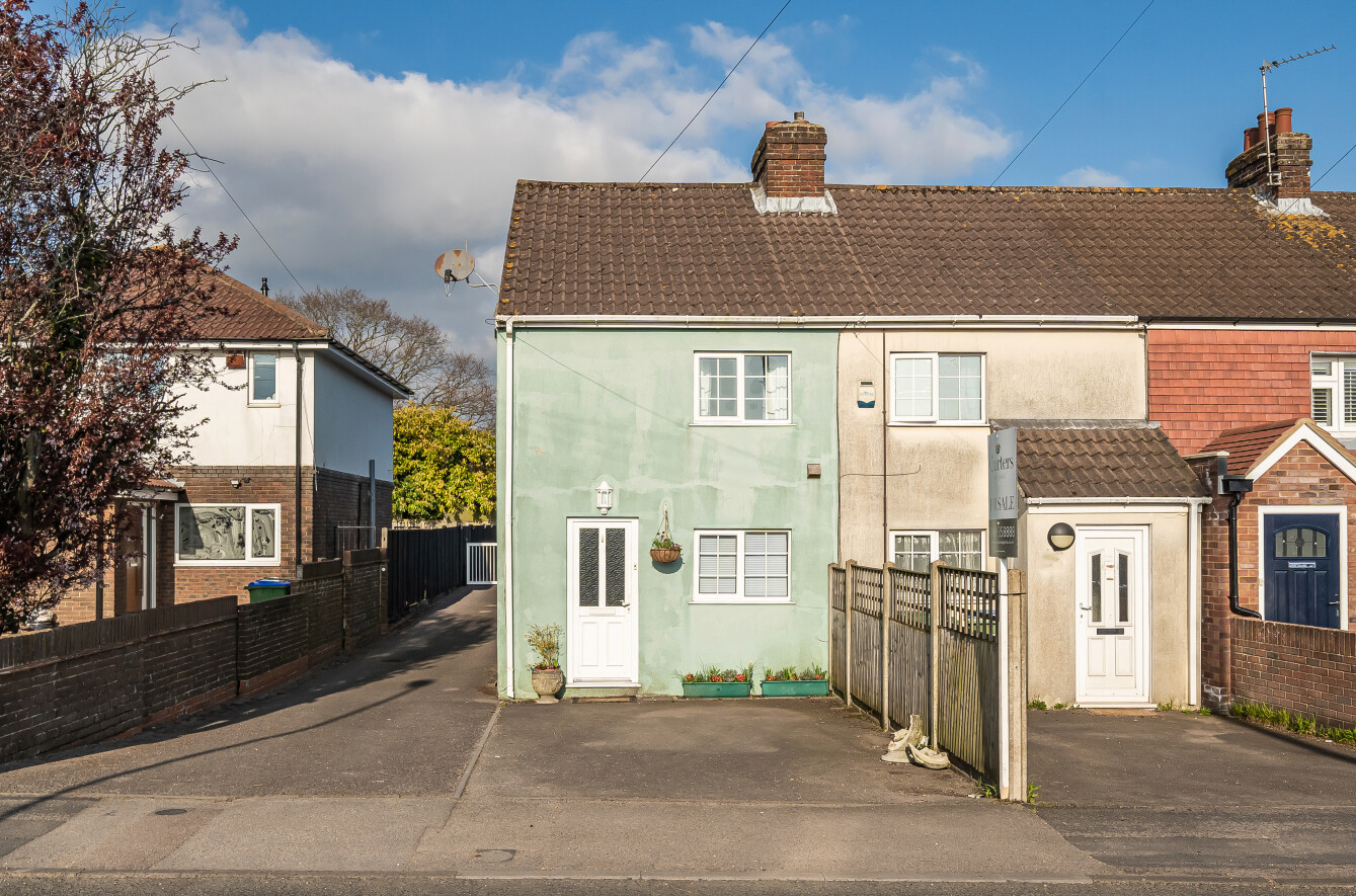Hunts Pond Road, Park Gate, Hampshire, SO31 - Charters