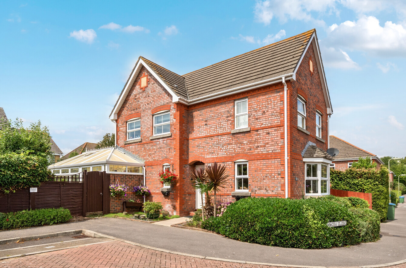 Gardenia Drive, Fareham, Hampshire, PO15 - Charters