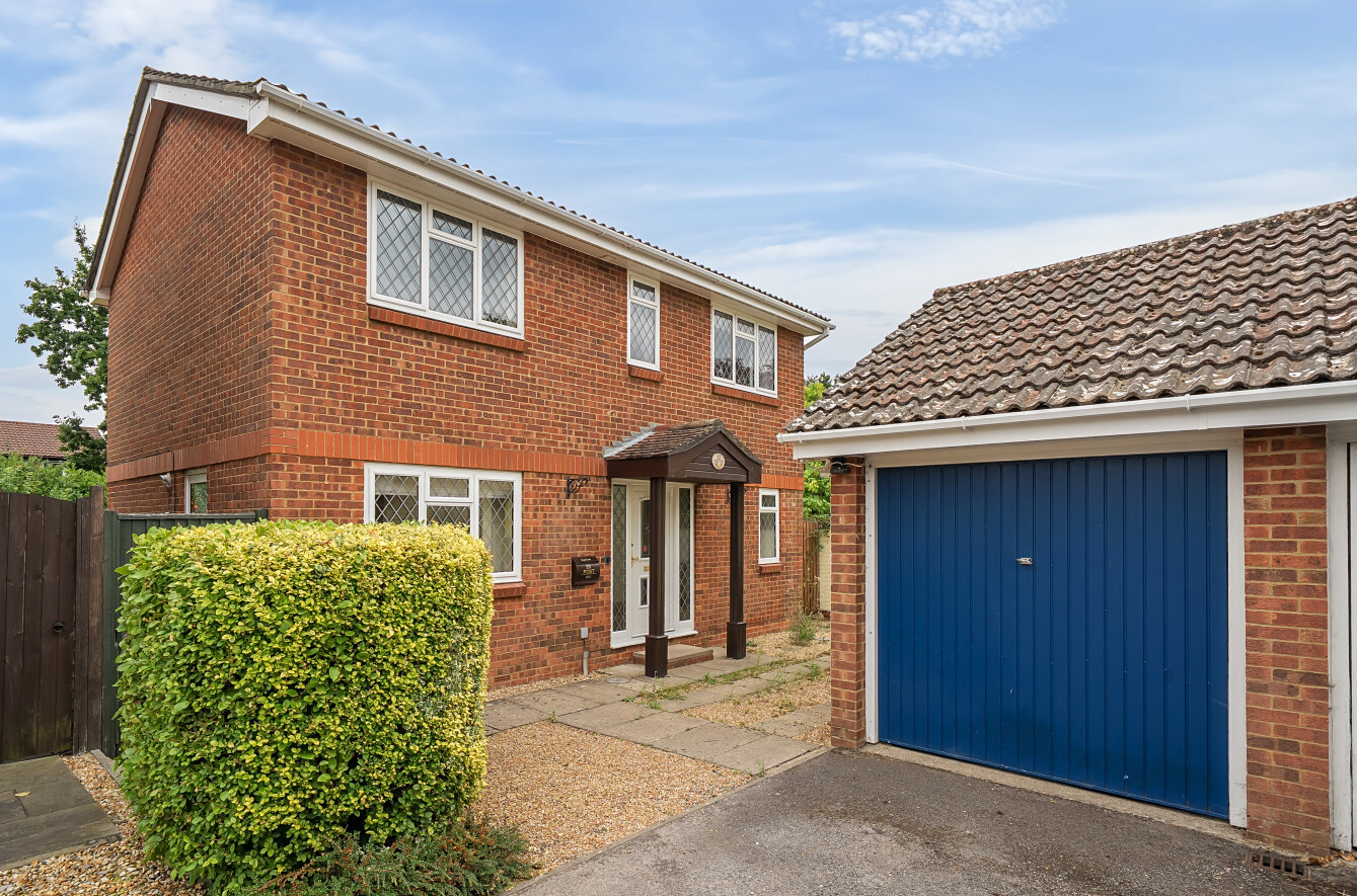 Hollybrook Gardens, Locks Heath, Hampshire, SO31 - Charters