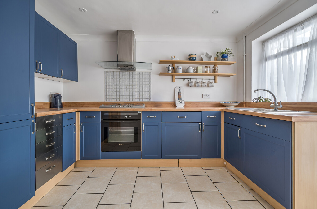 Fleet End Road, Warsash, Hampshire, SO31 - Charters