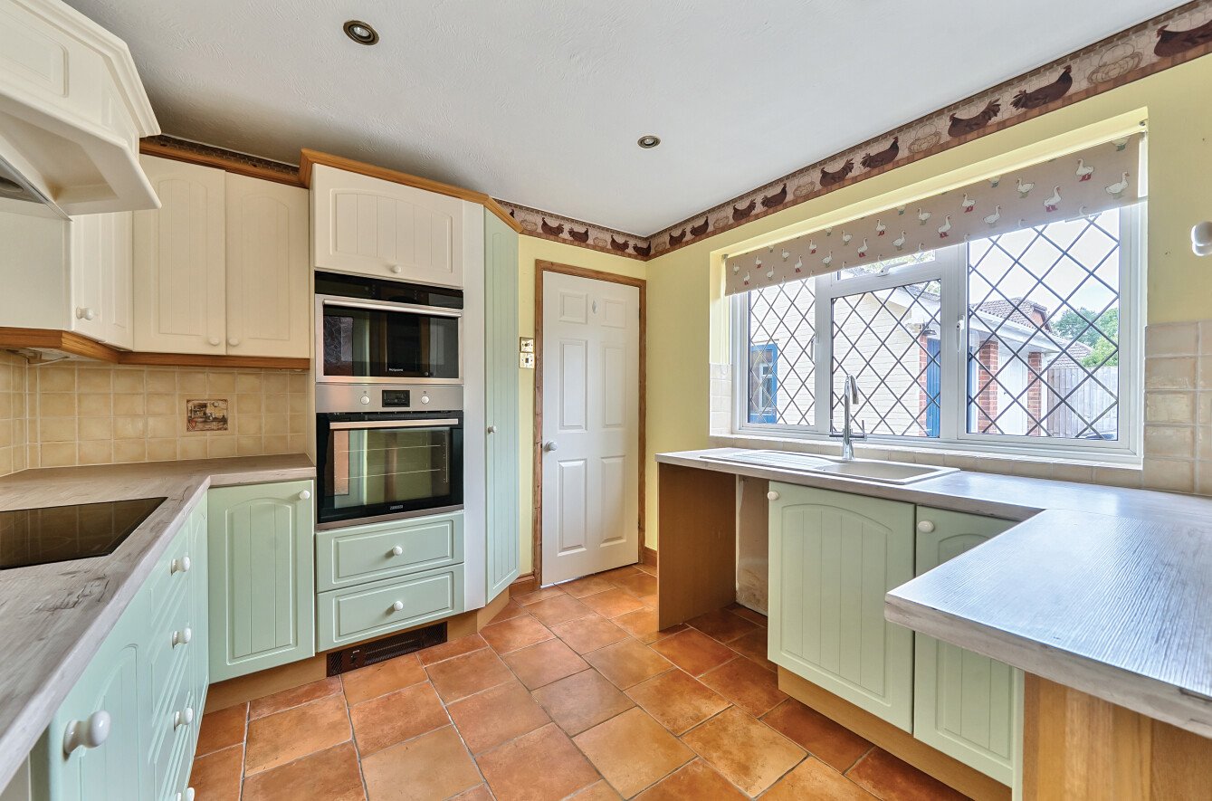 Hollybrook Gardens, Locks Heath, Hampshire, SO31 Hollybrook Gardens, Locks Heath, Hampshire, SO31 - Charters