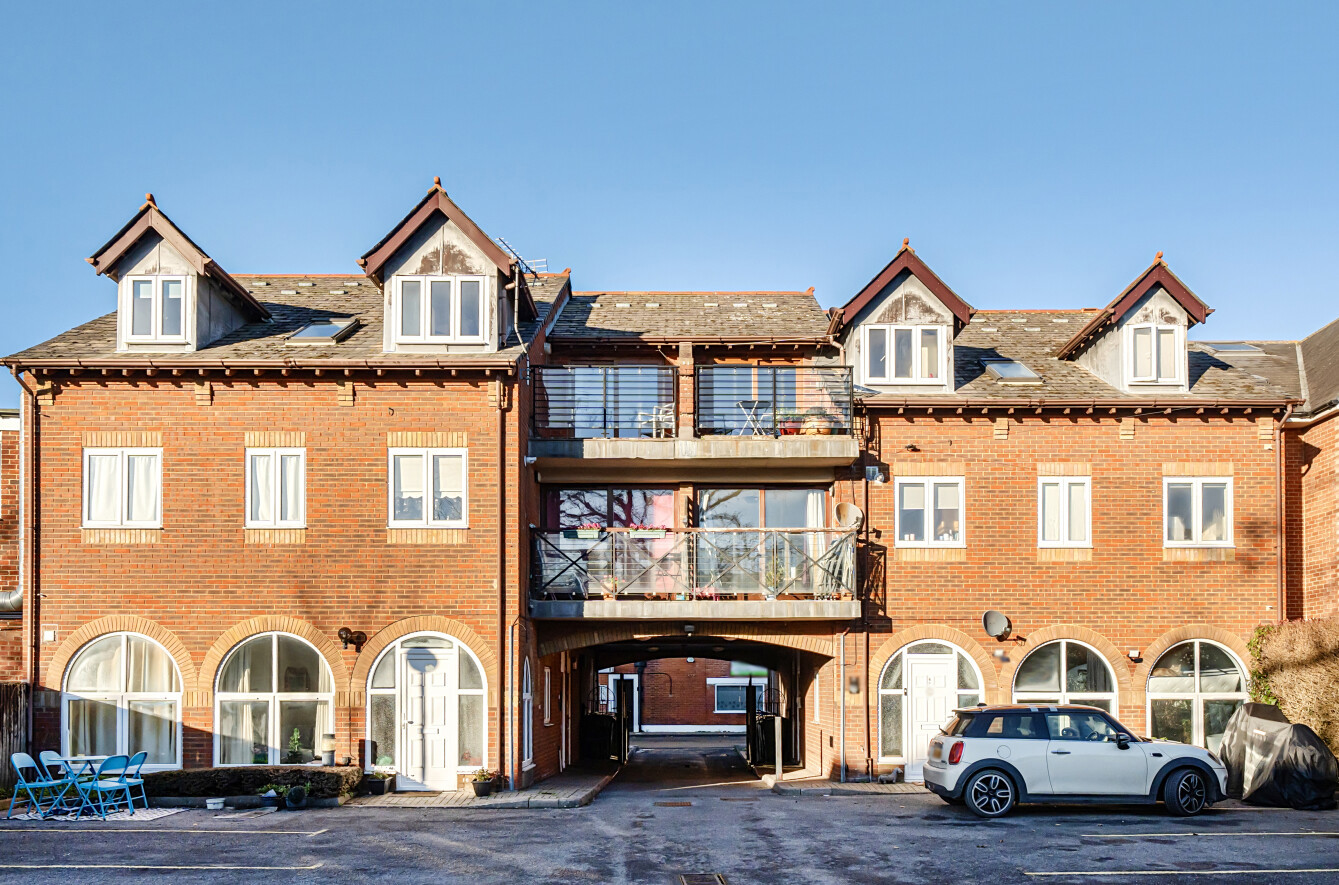 Shore Road, Warsash, Hampshire, SO31 - Charters