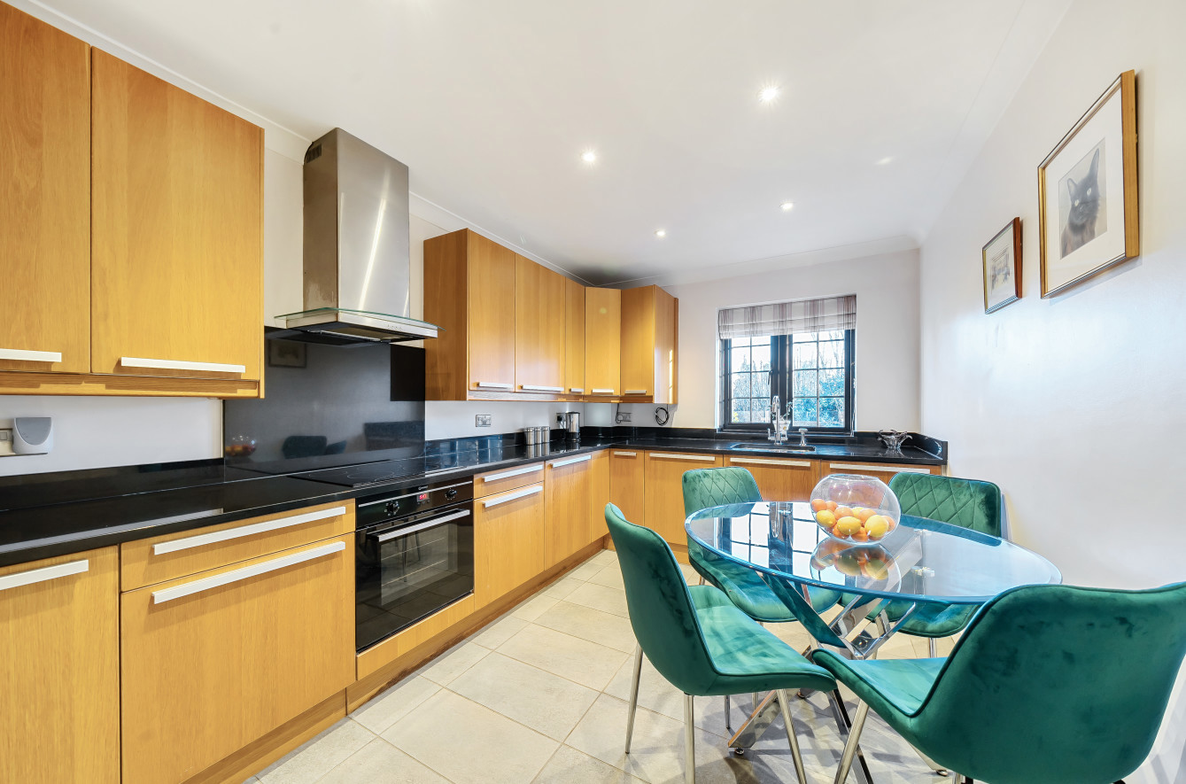 Shortheath Road, Farnham, Surrey, GU9 - Charters