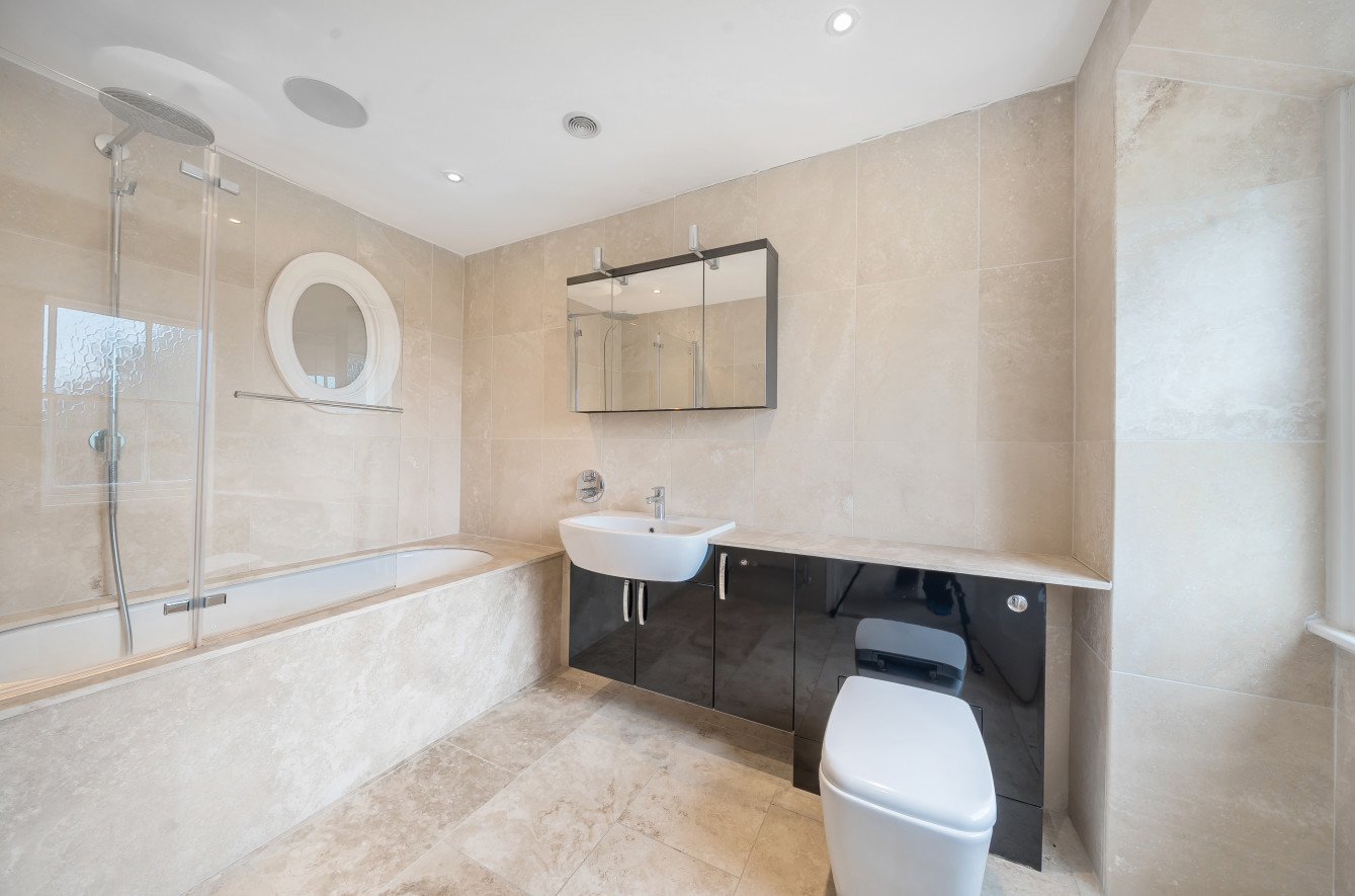 Moor Park House Way, Farnham, Surrey, GU10