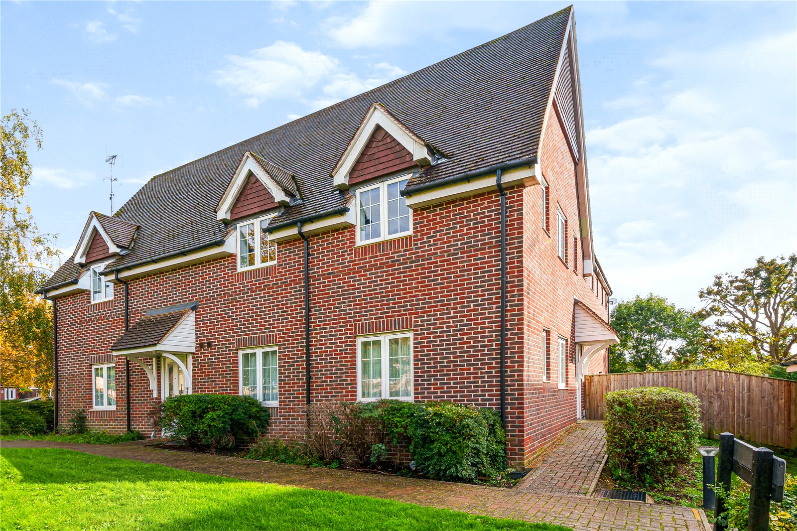 Warren Close, Farnham, Surrey, GU9 - Charters