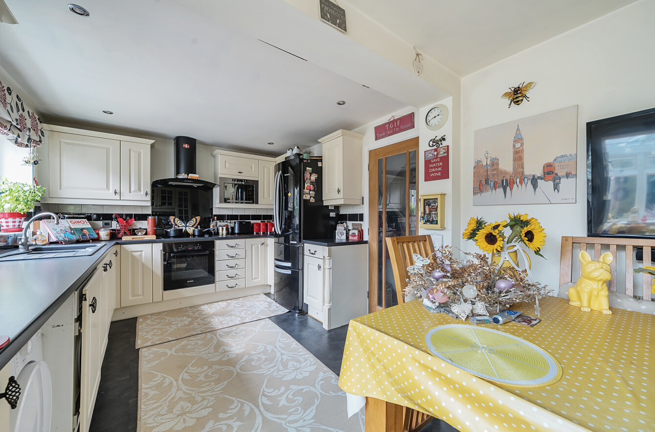 Fairview Gardens, Farnham, Surrey, GU9 - Charters