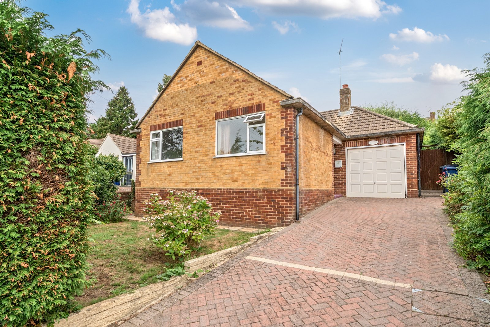 Farnham Park Close, Farnham, Surrey, GU9 - Charters