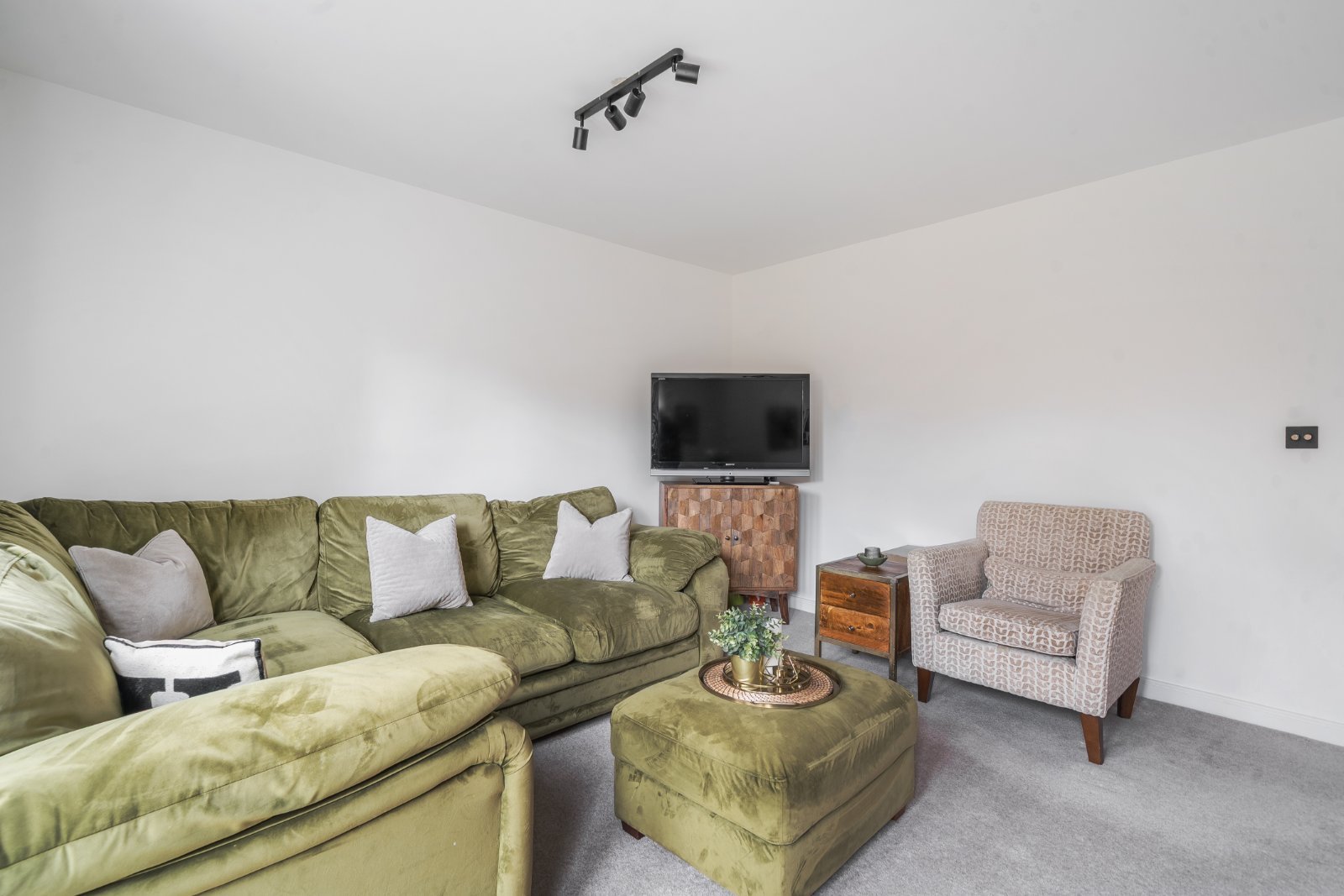 Weydon Lane, Farnham, Surrey, GU9 - Charters