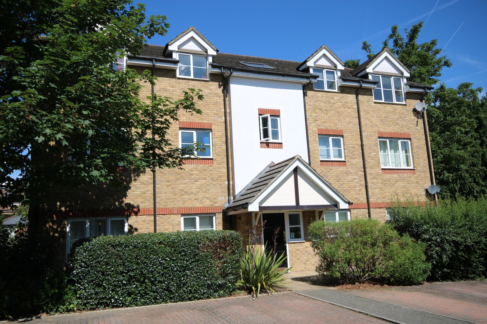 Clarence Road, Fleet, Hart, GU51 - Charters