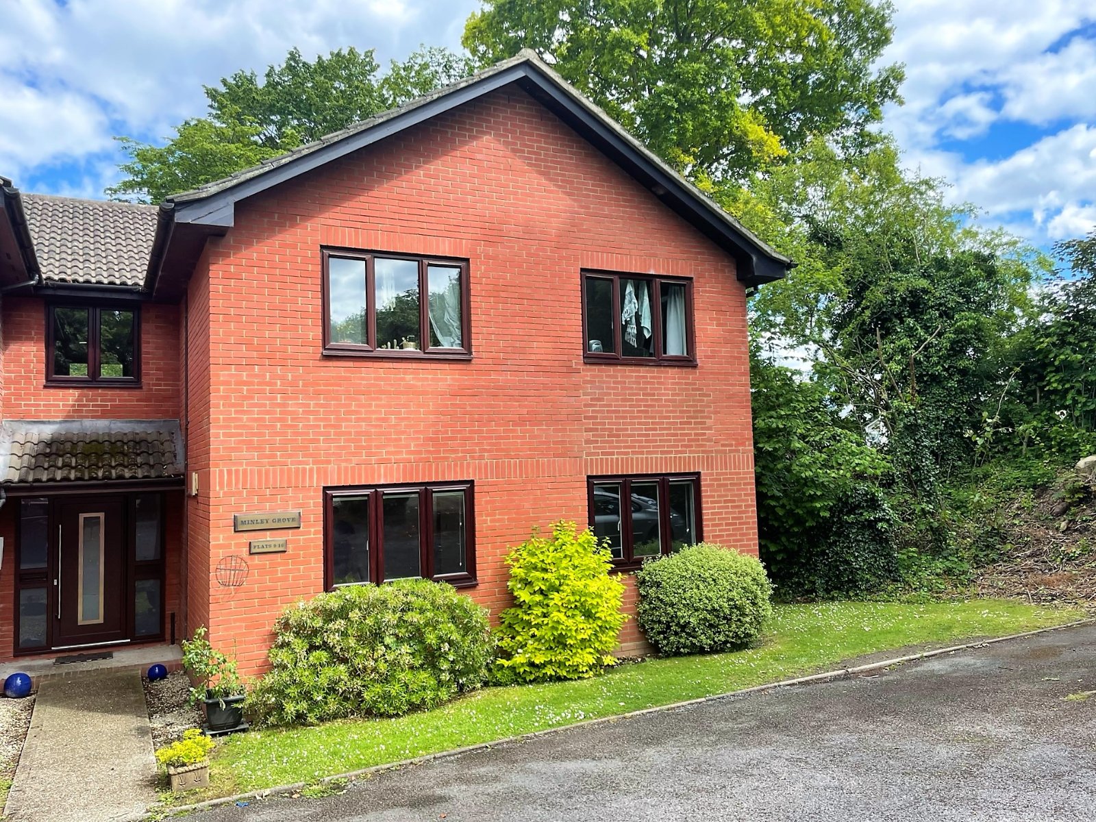 Minley Grove, Minley Road, Fleet, Hart, GU51 - Charters