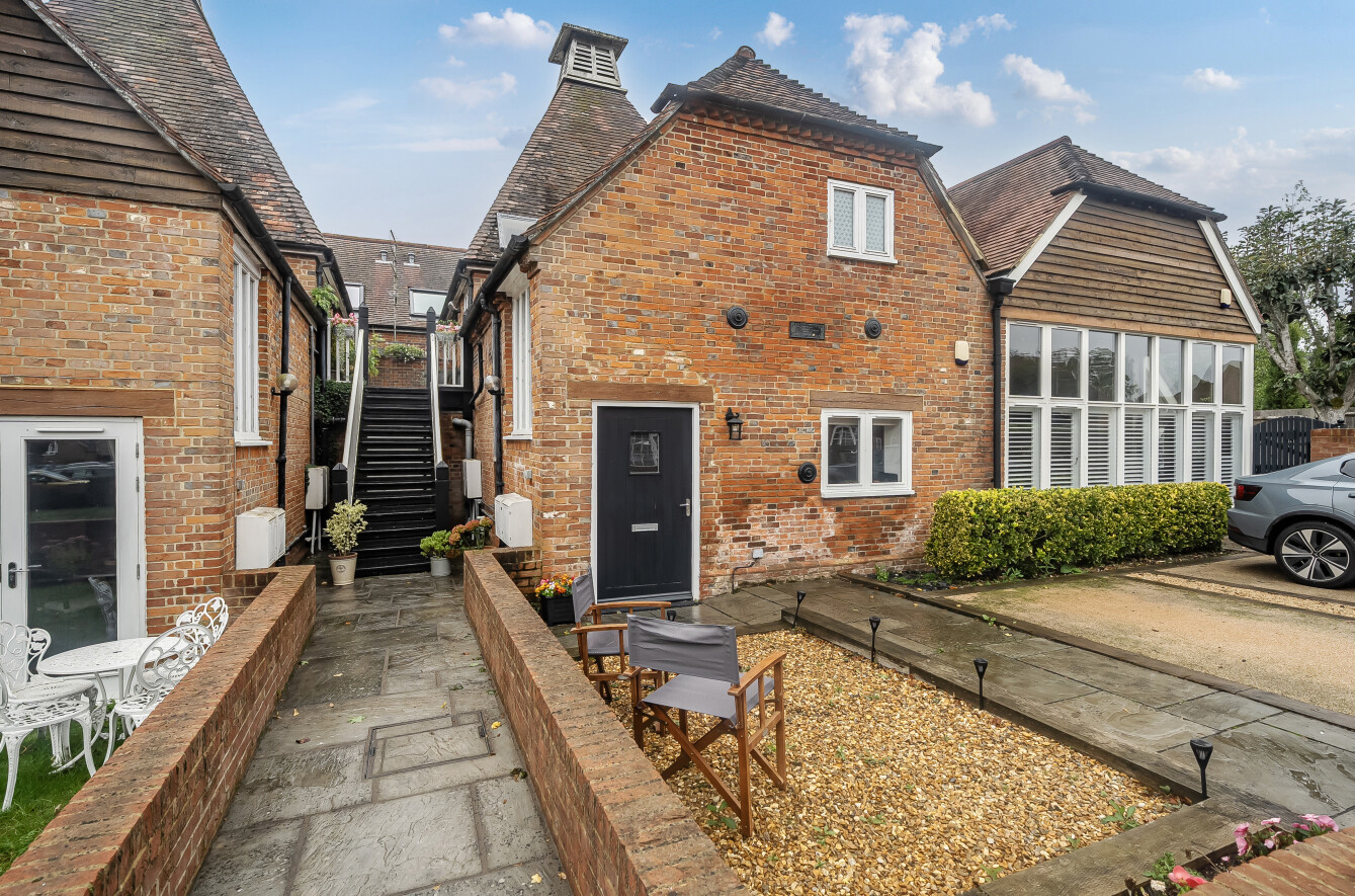 Oast Lane, Upper Froyle, Alton, Hampshire, GU34 - Charters