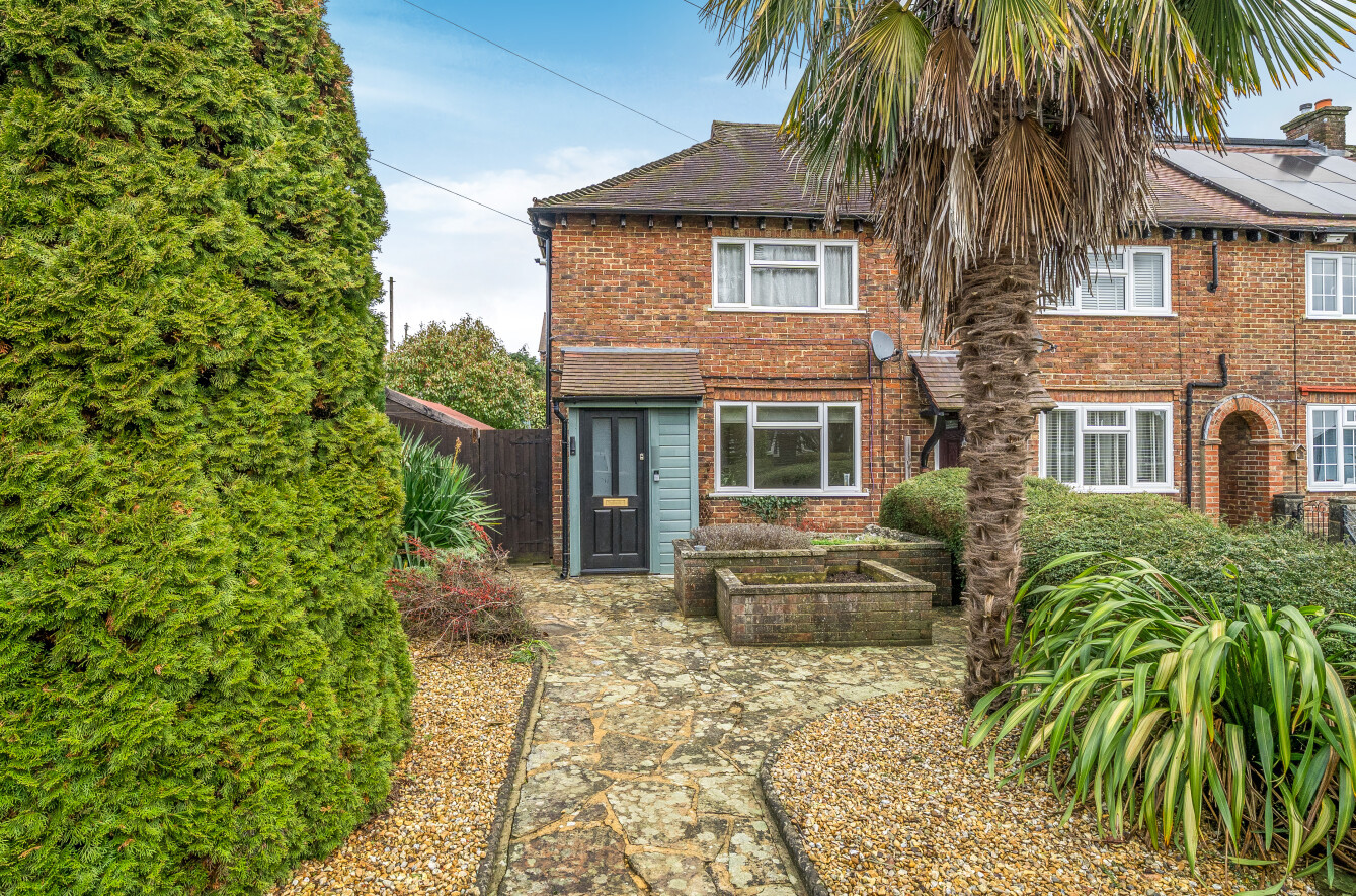 Waynflete Lane, Farnham, Surrey, GU9 - Charters
