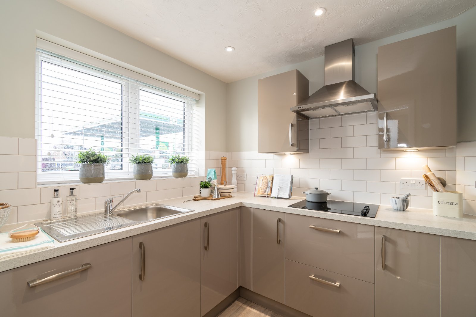 Botley Road, Park Gate, SO31 - Charters