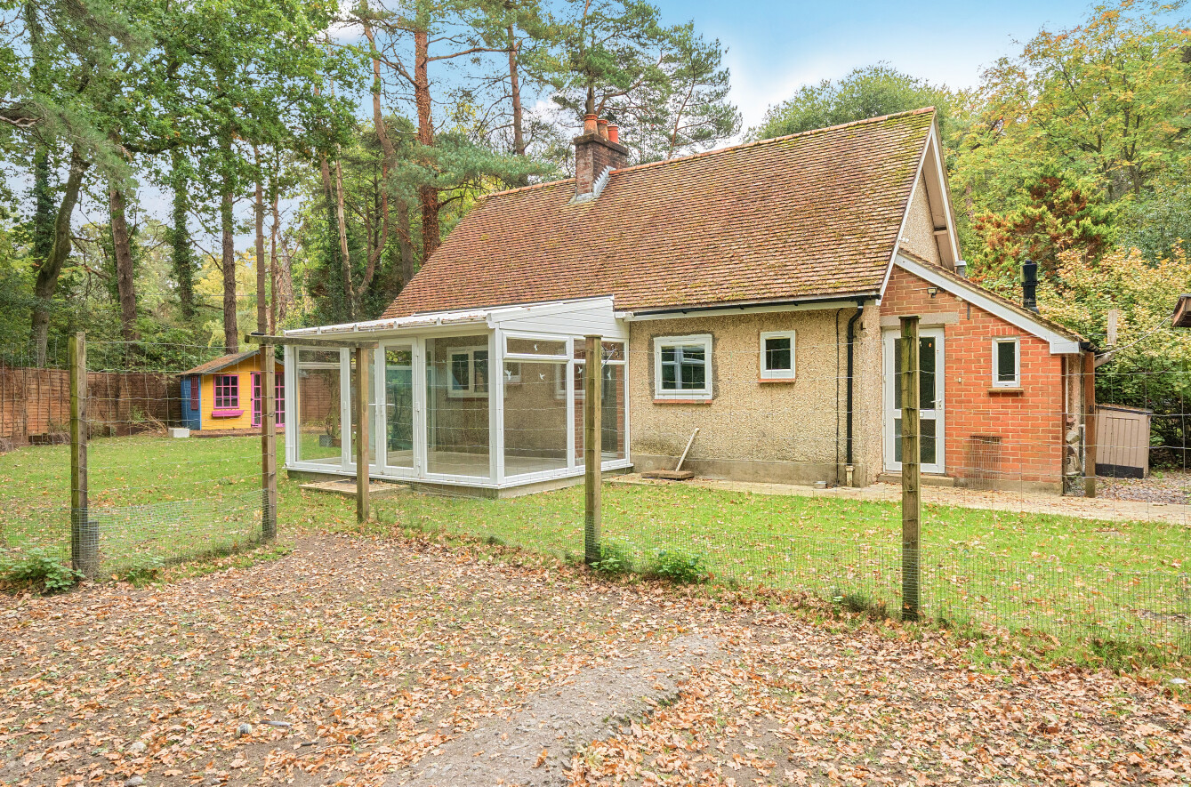 Mays Firs, Hale, Fordingbridge, Hampshire, SP6 - Charters