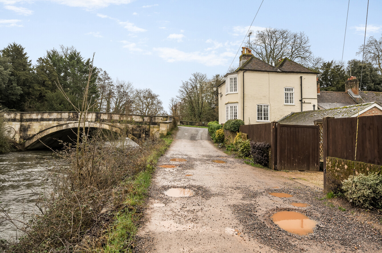 Mainstone, Romsey, Hampshire, SO51 Mainstone, Romsey, Hampshire, SO51 - Charters