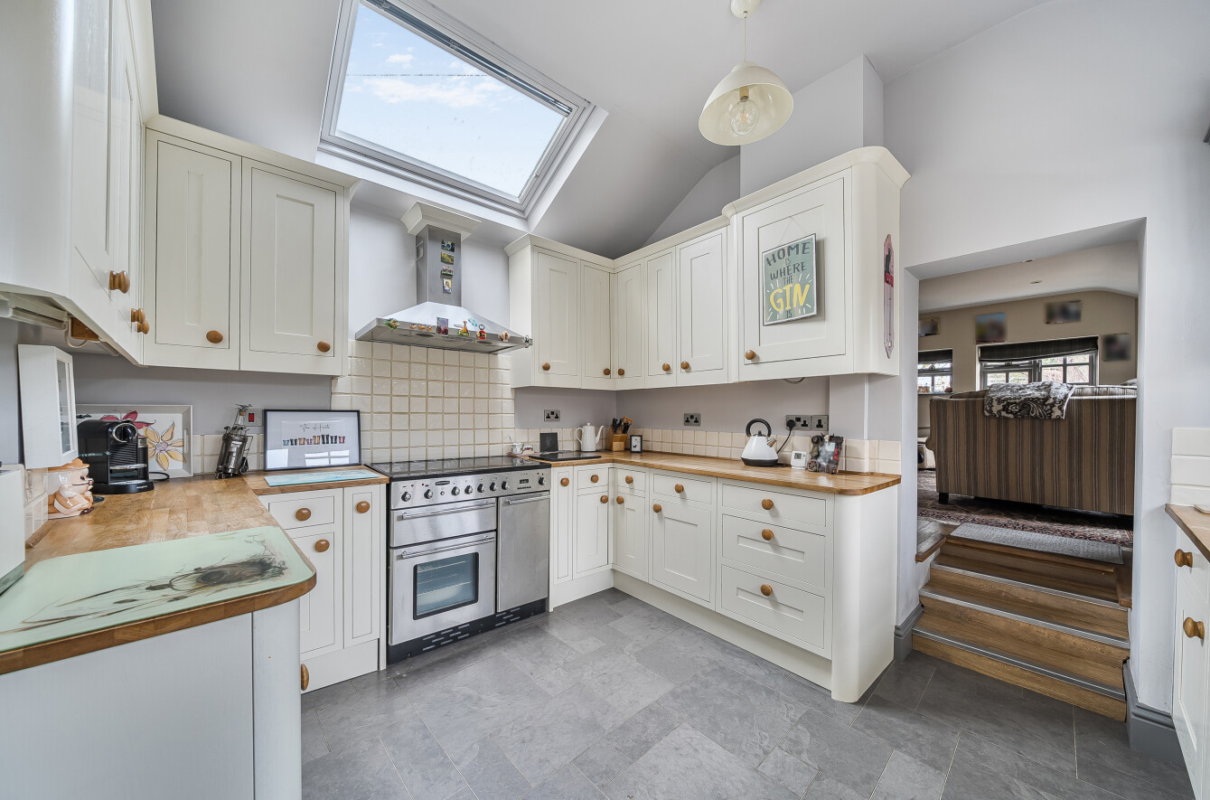 Mainstone, Romsey, Hampshire, SO51 Mainstone, Romsey, Hampshire, SO51 - Charters