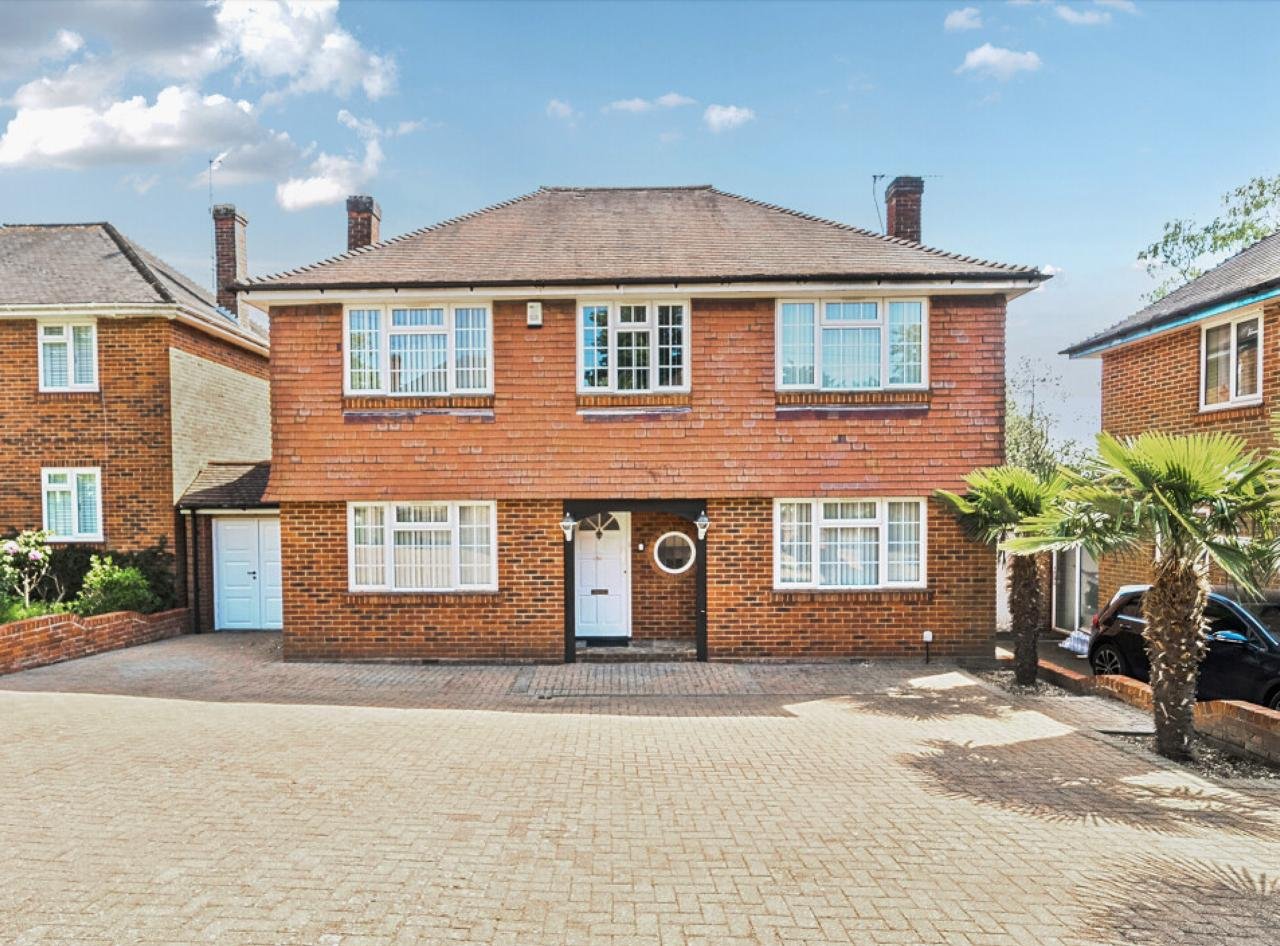 Denbigh Gardens, Bassett, Southampton, Hampshire, SO16 - Charters