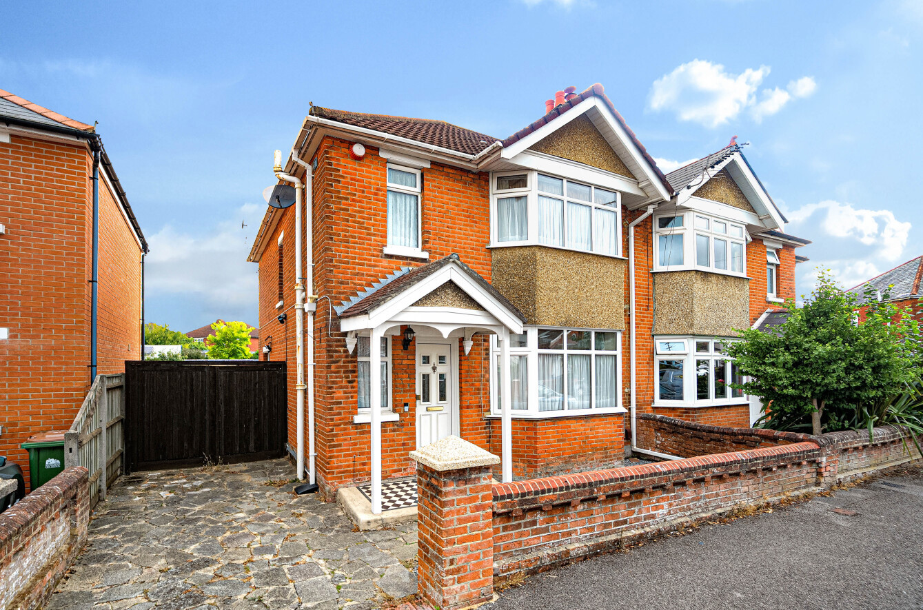 Wilton Crescent, Upper Shirley, Southampton, Hampshire, SO15 - Charters