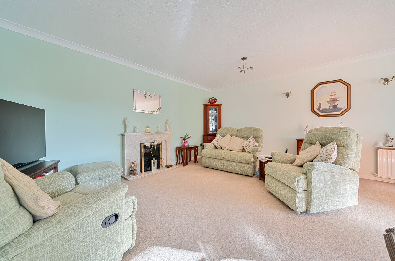 Denbigh Gardens, Bassett, Southampton, Hampshire, SO16 - Charters