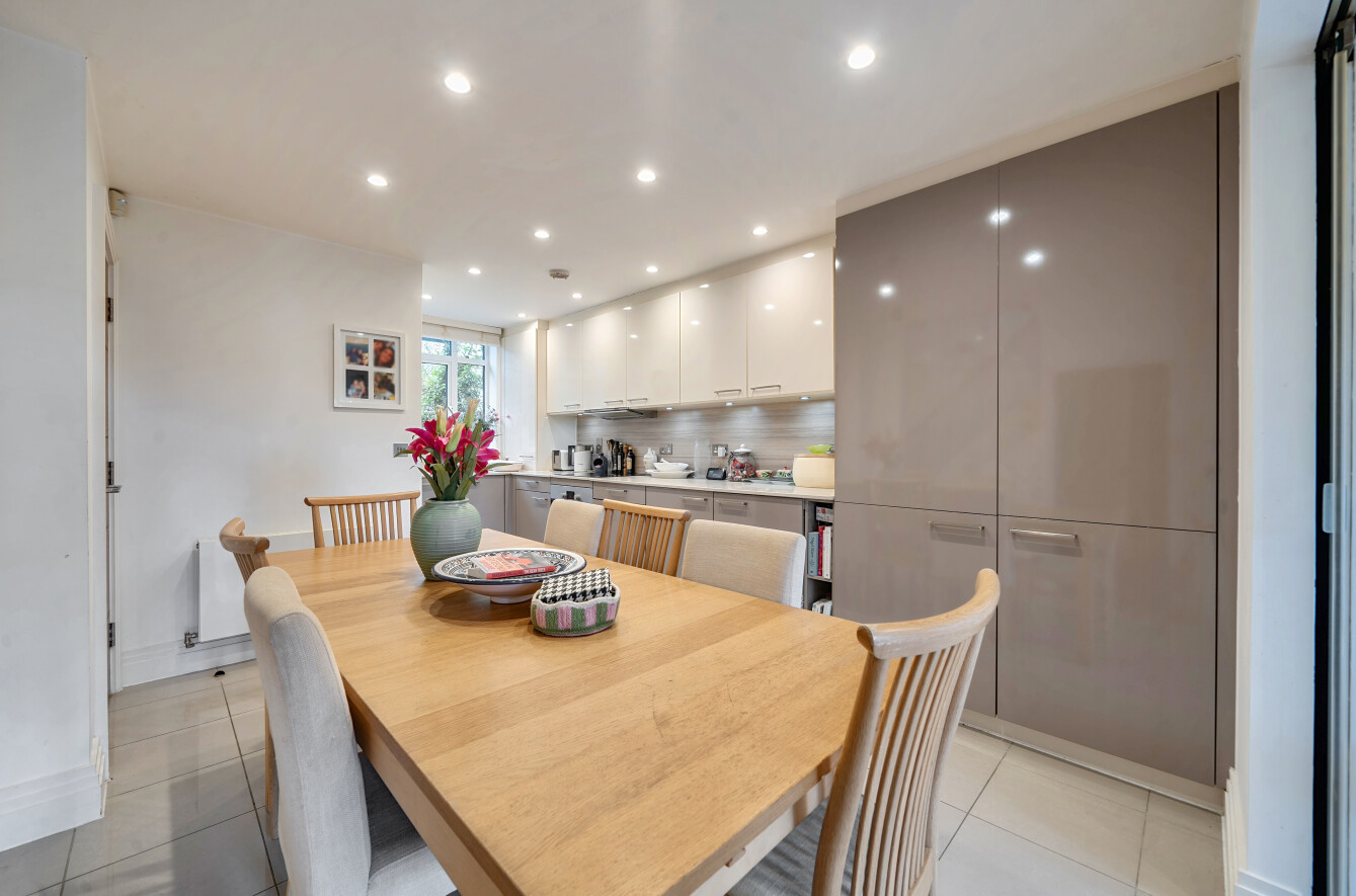 Keats Court, Chilbolton Avenue, Winchester, SO22 - Charters