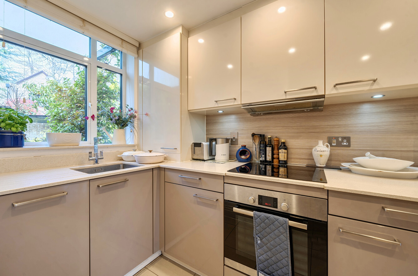 Keats Court, Chilbolton Avenue, Winchester, SO22 - Charters