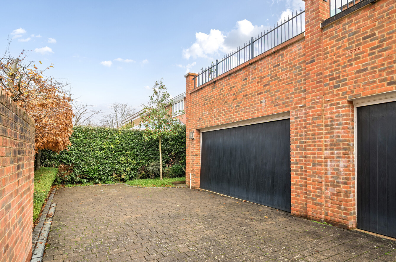 Elizabeth Place, Winchester, Hampshire, SO22 Elizabeth Place, Winchester, Hampshire, SO22 - Charters