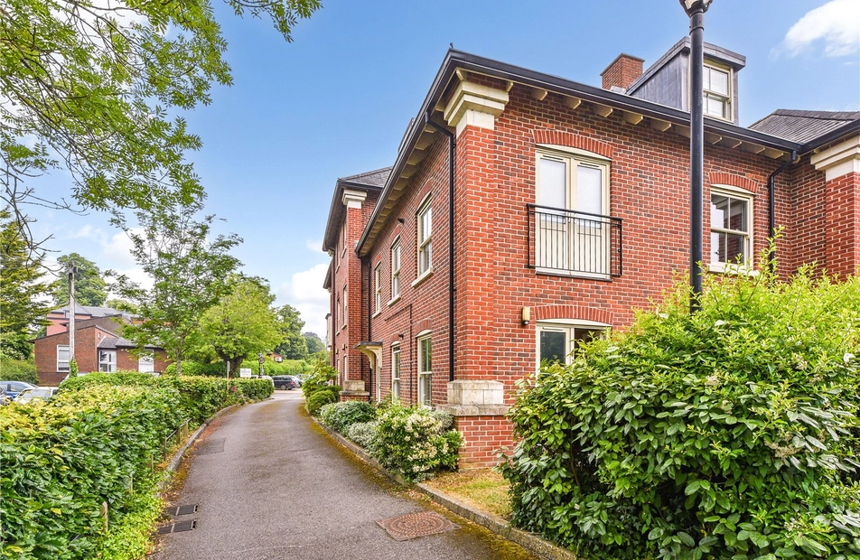 Robins Court, Alresford, Hampshire, SO24 - Charters