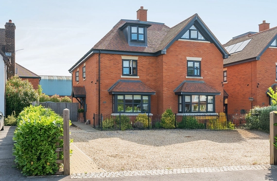 New Farm Road, Alresford, Hampshire, SO24 - Charters